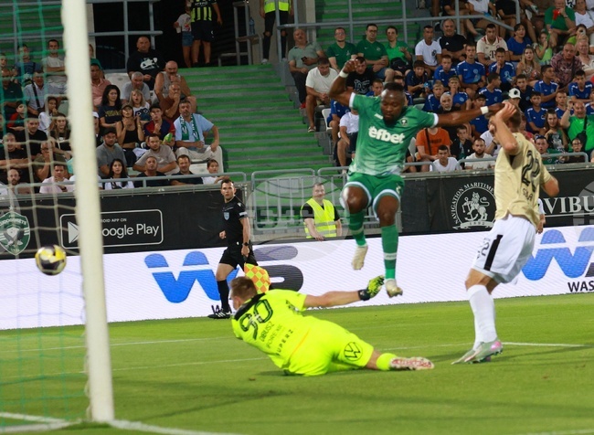 Мечтата на Лудогорец за основната фаза на Шампионска лига угасна след загуба от Ференцварош в Будапеща