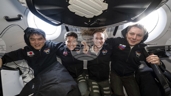 Космическият кораб "Дракон" с четиричленен екипаж на борда се разкачи от МКС и пое към Земята