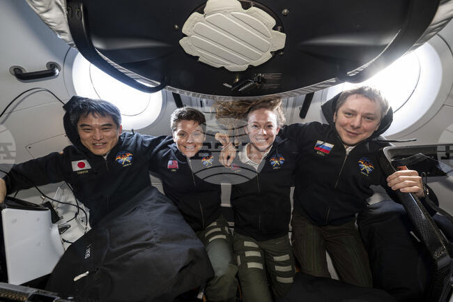 Космическият кораб "Дракон" с четиричленен екипаж на борда се разкачи от МКС и пое към Земята