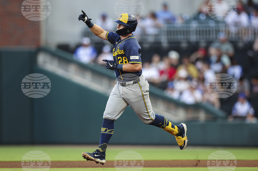 Brewers Braves Baseball