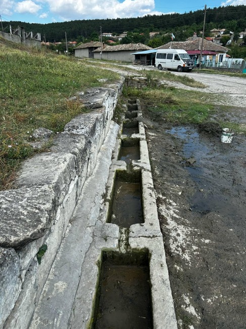 Една от двете селски чешми в търговищкото село Голямо ново ще има нов облик след ремонт по програма „Капка по капка“
