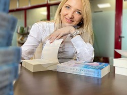 Симона Стоева представя третия си роман „Под негово влияние“. Снимка: „Сиела“