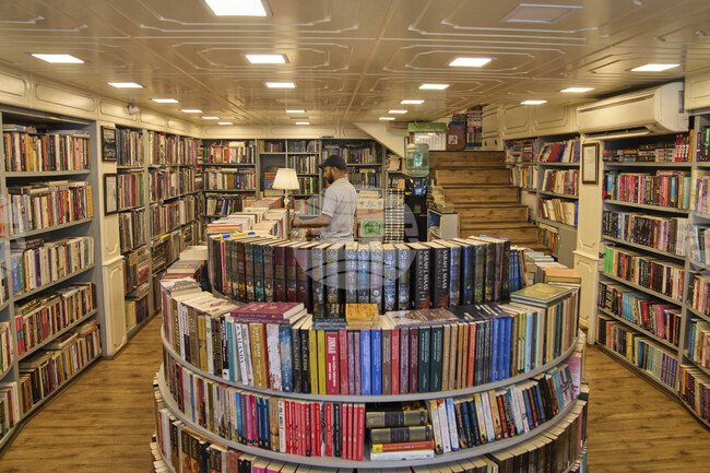 На магията и личната трансформация е посветено творчеството на писателя Карлос Кастанеда, от чието рождение се навършват 100 години