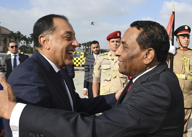 Суданският премиер пристигна в Египет на първото си посещение в чужбина