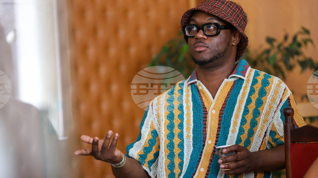 Работата ми е да карам хората да се чувстват добре и да им нося щастие, каза джаз пианистът Султан Стивънсън, който ще свири на „Банско джаз фестивал“