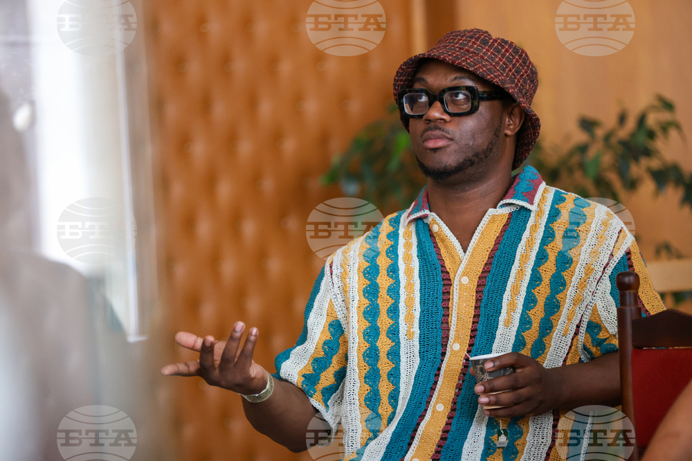 Работата ми е да карам хората да се чувстват добре и да им нося щастие, каза джаз пианистът Султан Стивънсън, който ще свири на „Банско джаз фестивал“