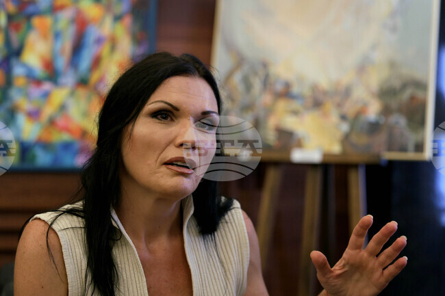 Рисуването ми помага да съм постоянно в движение и кондиция, каза пред БТА художничката Добромира Димитрова