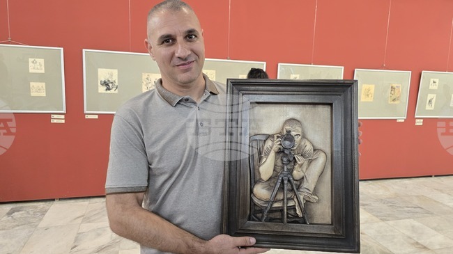 Искам да покажа хората такива, каквито не се виждат всеки ден, каза Теодор Василев за фотоизложбата си „Талантите на Плевен“