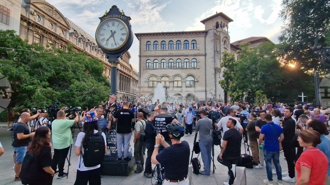 Близо 200 души протестират в Букурещ срещу указа за обявяване на национален траур в памет на бившия румънски президент Йон Илиеску
