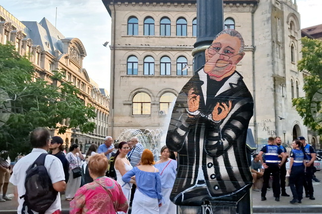 Румъния - протест - указ за обявяване на национален траур в памет на Йон Илиеску