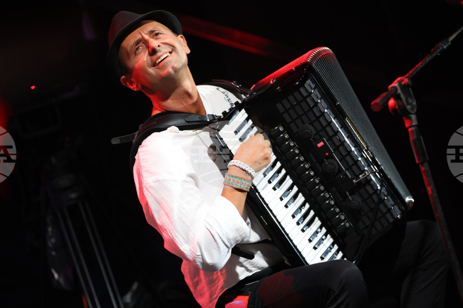 Трябва да започнем да обичаме нашето си, каза за БТА виртуозният акордеонист Калоян Куманов, който свири на „Банско джаз фестивал“