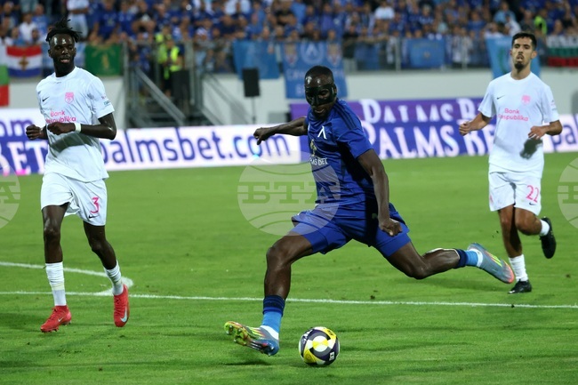 Георги Костадинов и Мустафа Сангаре тренират преди мача на Левски с АЗ Алкмаар, шансовете двамата да играят са малки