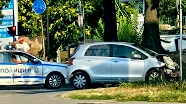 Лек автомобил блъсна полицейска кола на кръстовище в Русе 