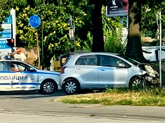 Лек автомобил блъсна полицейска кола на кръстовище в Русе 