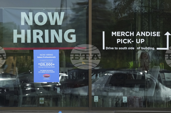 Молбите за помощи при безработица в САЩ намаляват умерено