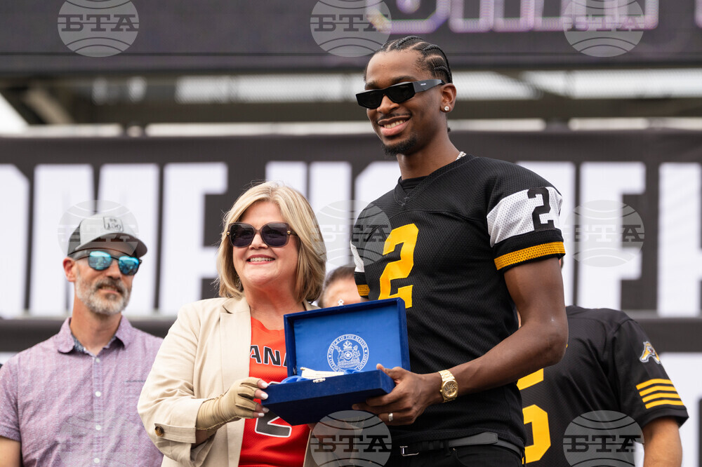 Носителят на приза за "Най-полезен играч" в НБА Шей Гилджъс-Алекзандър получи ключовете от родния си град