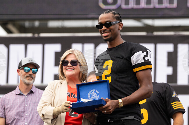 Носителят на приза за "Най-полезен играч" в НБА Шей Гилджъс-Алекзандър получи ключовете от родния си град