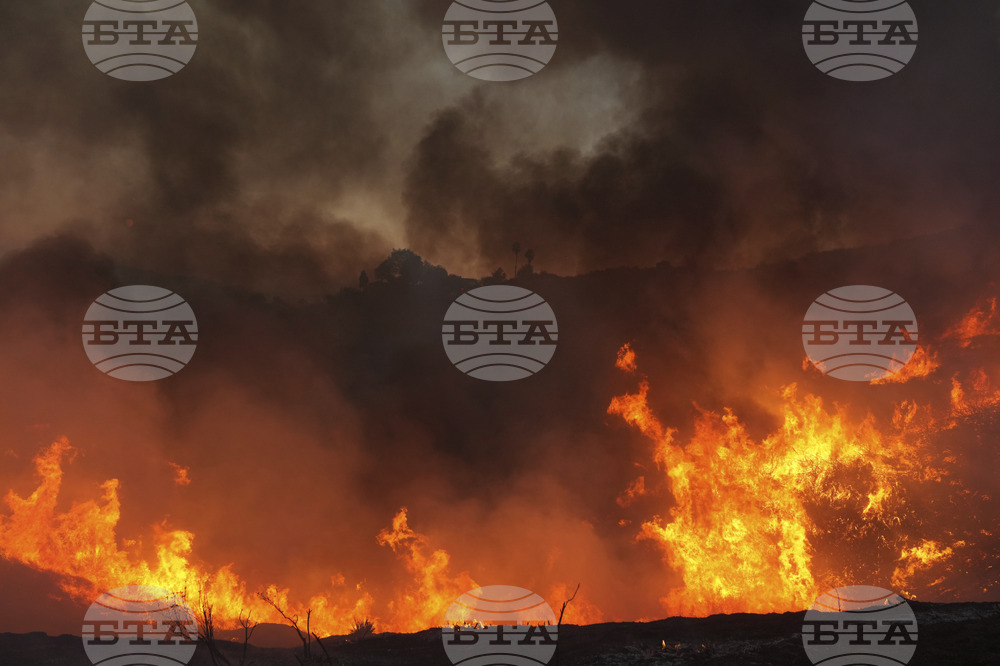 Горски пожари в различни части на Албания достигнаха до природен парк и доведоха до евакуации и въздушна намеса