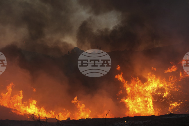 Горски пожари в различни части на Албания достигнаха до природен парк и доведоха до евакуации и въздушна намеса