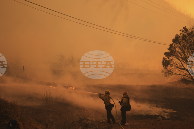 От една до три допълнителни заплати ще получат всички пожарникари и военни, участвали в гасенето на горски пожари в Албания това лято