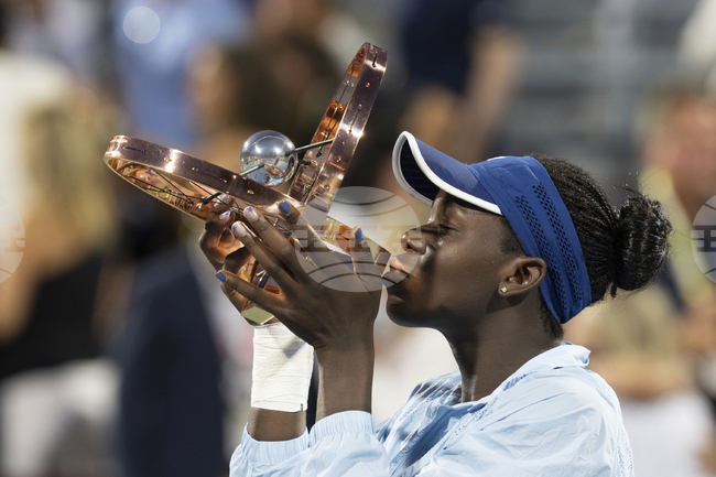 Тийнейджърката Виктория Мбоко ликува в тенис турнира в Монреал