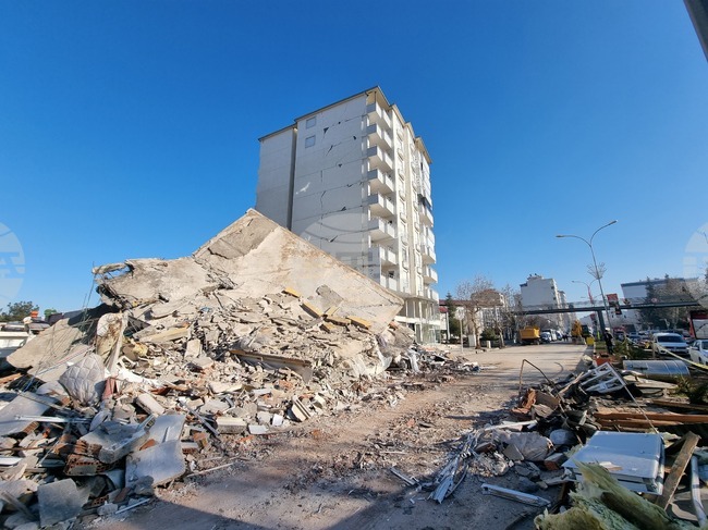 Двама души бяха осъдени за рухването на блок при земетресенията от 2023 година в Турция