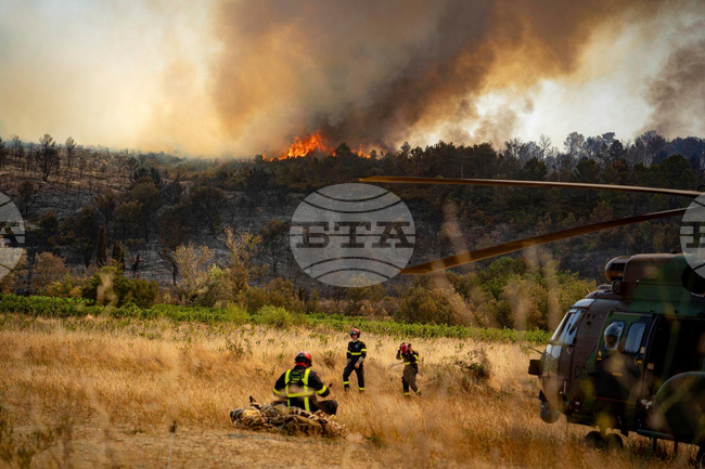 Пожарът в Южна Франция е под контрол, но борбата с пламъците продължава