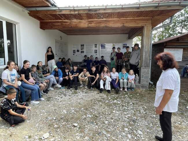 Деца от училище „Българче“ в Неапол, Италия, разгледаха Момчилова крепост