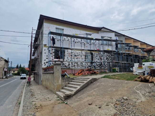 Община Априлци обновява по проекти административната си сграда и читалището в кв. „Зла река“