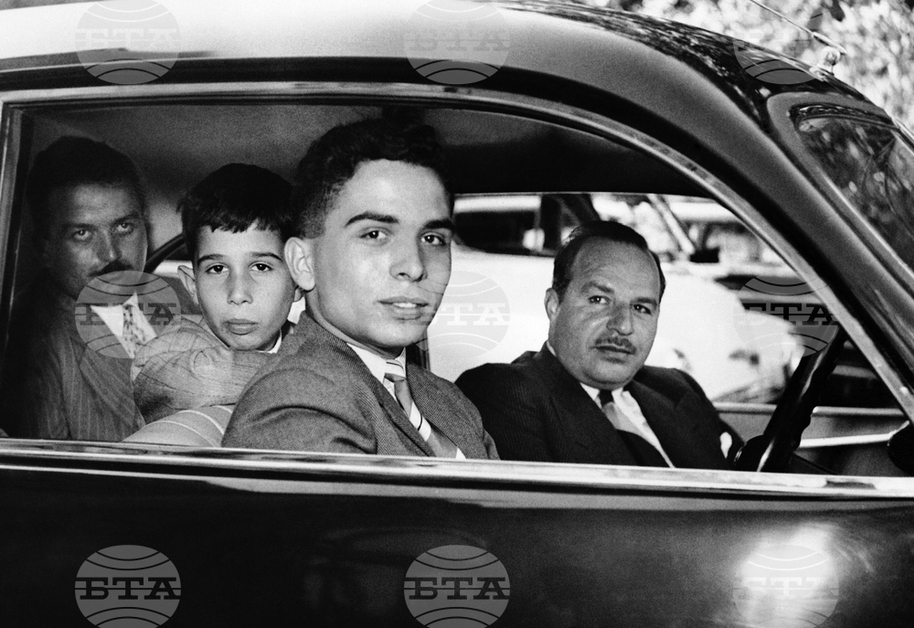 На 11 август 1952 г. крал Хюсеин Първи става крал на Йордания след абдикирането на баща си