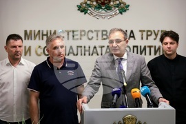 Борислав Гуцанов - представители на браншови организации в земеделието - договори - представяне