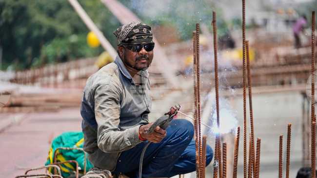 Индия предупреждава за риск от забавяне на растежа заради конфликта в Иран