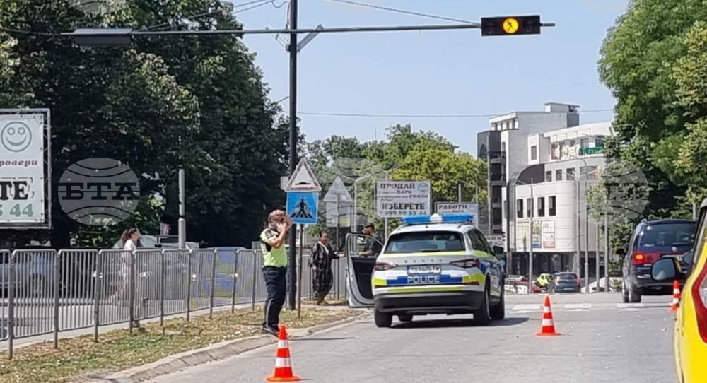 Инцидент с блъснат пешеходец затруднява движението по основен булевард в Добрич