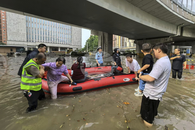 Най-малко 10 души загинаха, а 33 са в неизвестност, заради наводнение в Северозападен Китай