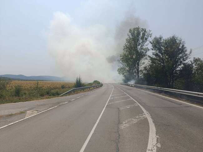 Поради сигнал за пожар и задимяване край с. Ивански е въведен обходен маршрут по пътя Шумен -Карнобат 