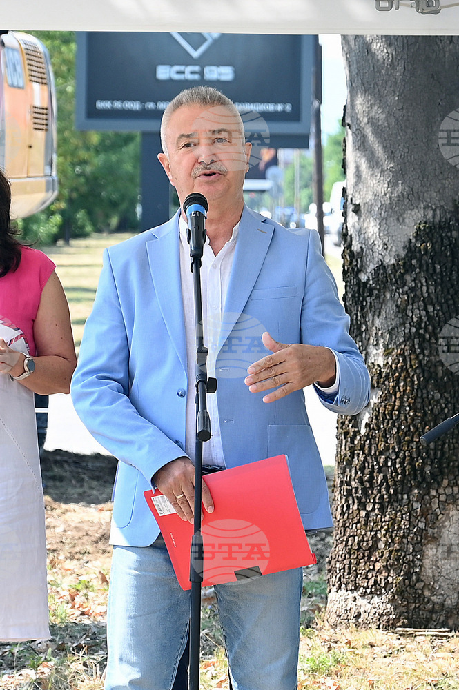 "Мачът между Монтана и Ботев Враца е най-истинското и очарователно дерби", заяви кметът Златко Живков