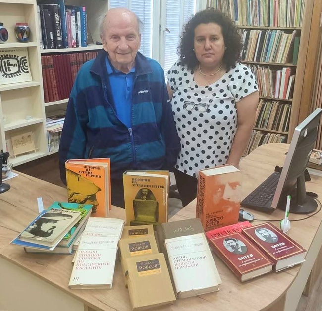Мъж на 93 години дари лична колекция от творби на Ботев, Йовков, Страшимиров и исторически изследвания на библиотеката в Русе