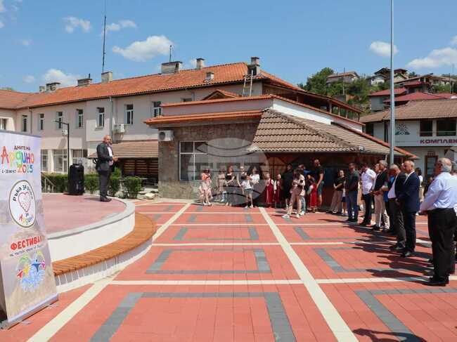 Откриха благоустроените централни части в три населени места в община Ардино