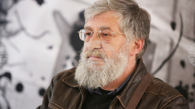 Писателят Деян Енев е тазгодишният победител в Международния конкурс за къс хумористичен разказ „Алеко", организиран в Свищов