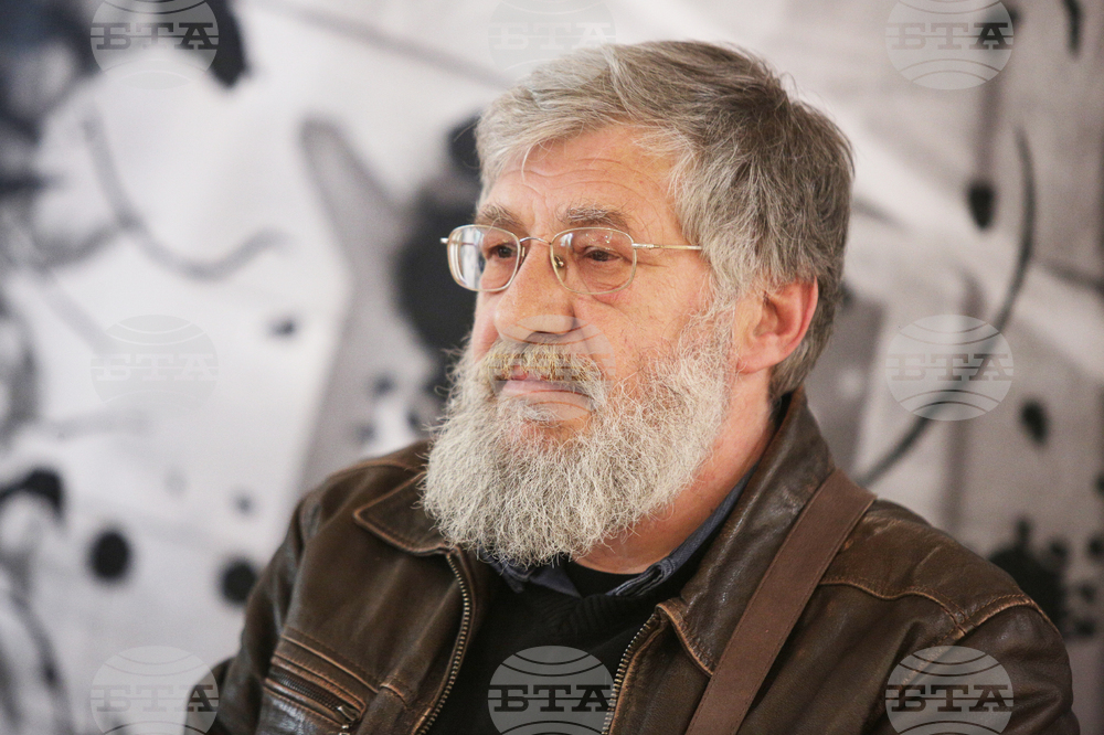 Вървя през света, наблюдавам и пиша за това, което ме впечатлява, каза за БТА писателят Деян Енев, който днес навършва 65 години