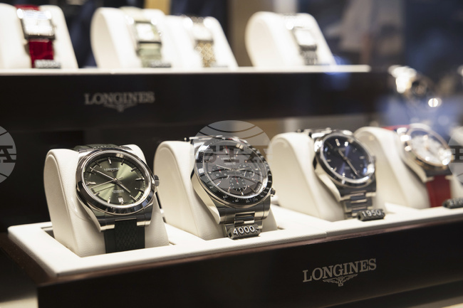 Търговският излишък на Швейцария се свива през октомври