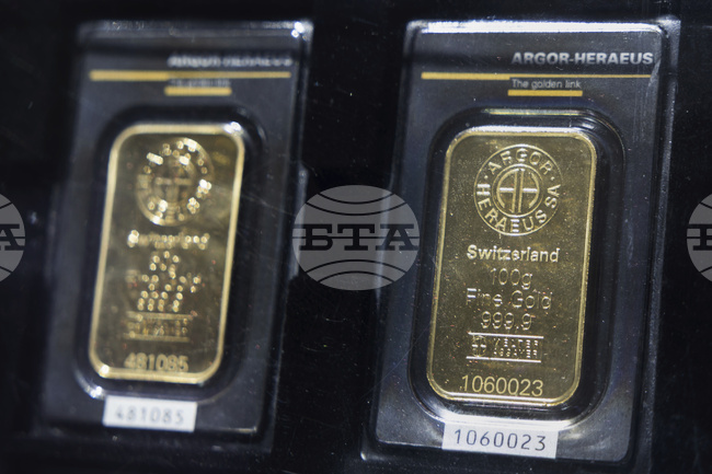 Златото продължава да отбелязва рекордни стойности на фона на поевтиняването на долара