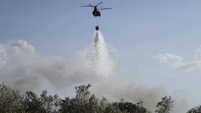 Подобрява се ситуацията с големия пожар източно от гръцката столица Атина