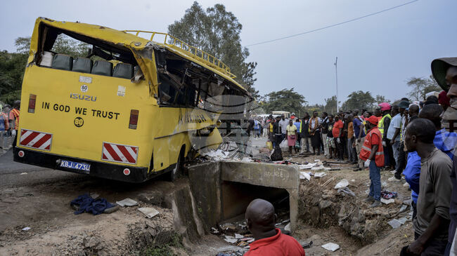 Най-малко 21 души загинаха в Кения, след като автобус, превозващ хора, връщащи се от погребение, се преобърна и падна в канавка 