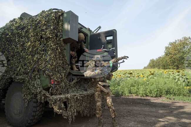 Зеленски изключи каквото и да било изтегляне на украинските войски от Донбас