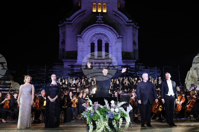 Тазгодишното издание на летния фестивал "Опера на площада" завърши с изпълнение на Симфония №9 от Лудвиг ван Бетовен