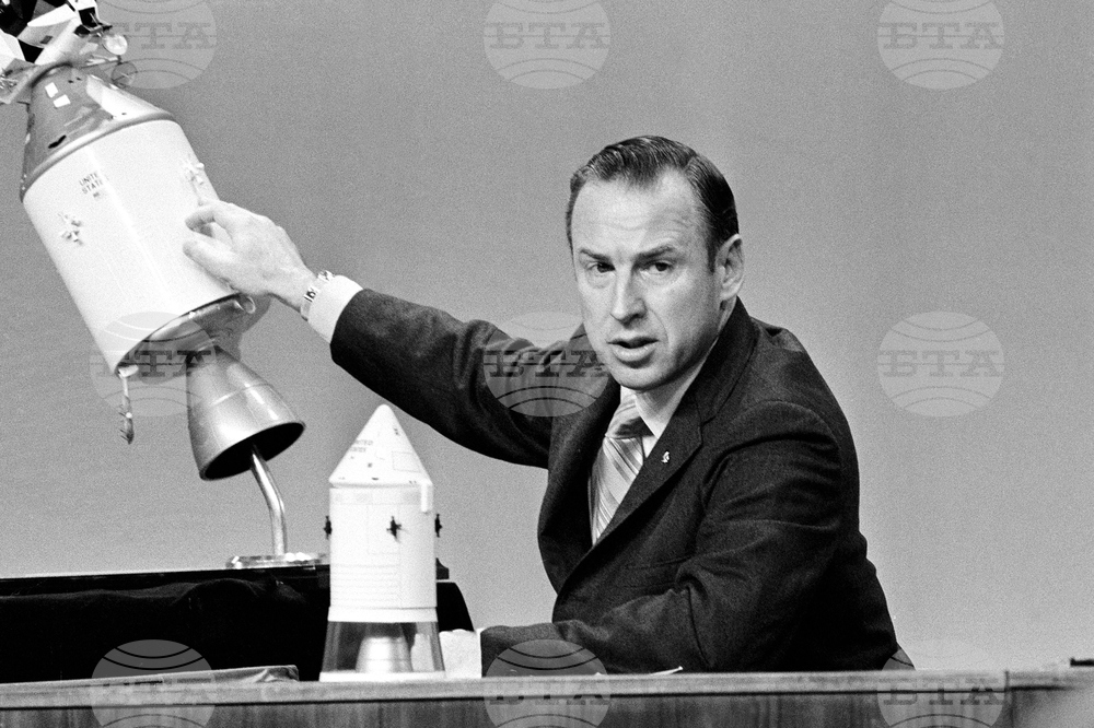 Obit James Lovell