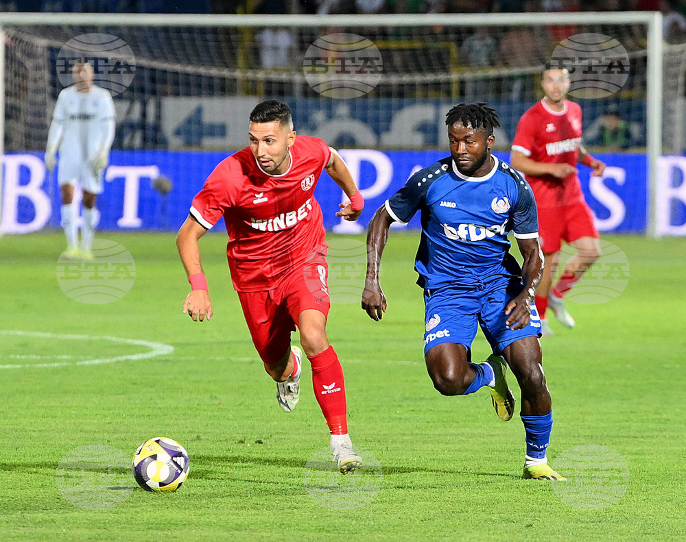 Пропусната дузпа и греда спряха Ботев (Враца) за победа в дербито с Монтана