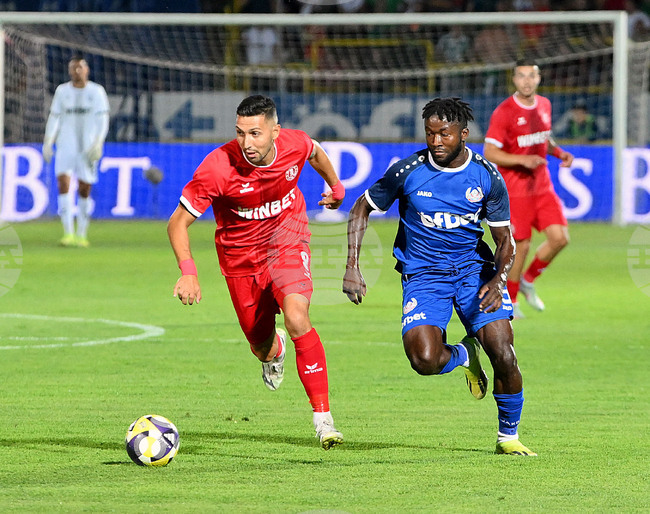 Пропусната дузпа и греда спряха Ботев (Враца) за победа в дербито с Монтана