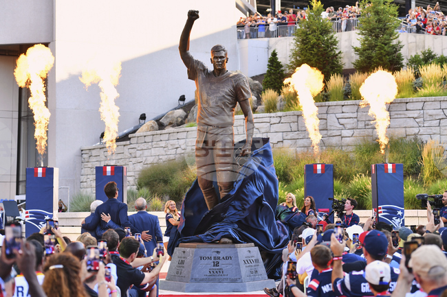 Отборът на Ню Инглънд Пейтриътс откри бронзова статуя на бившия куотърбек Том Брейди